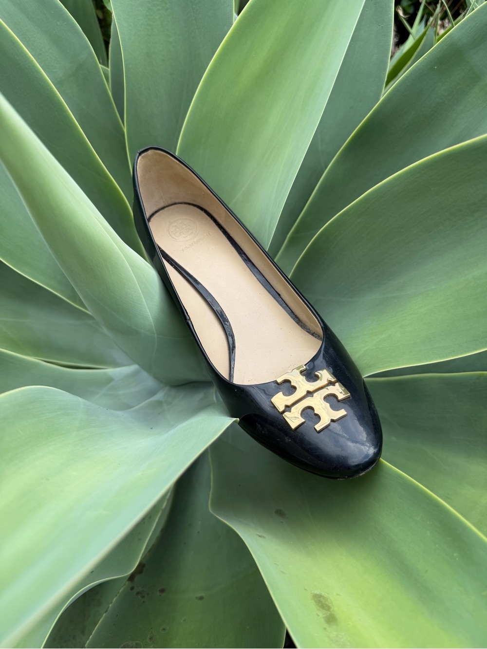 TORY BURCH Raleigh Black Patemt leather gold Medaalion block heel pump